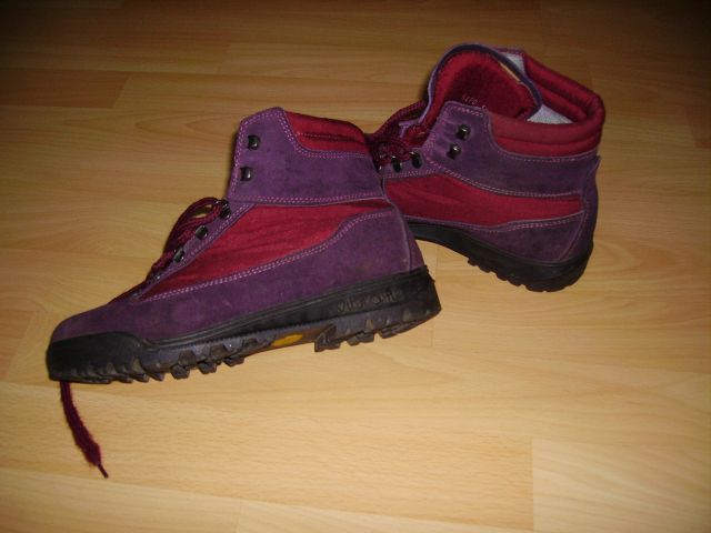 čevlje VIBRAM v 39 cena 19 eur obure 3-4 krat - kupljeni malo majhni