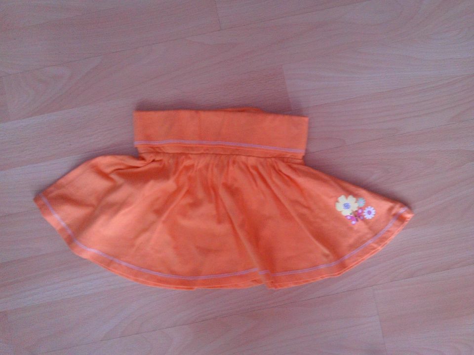 krilce SHEROKEE v 2-3 leta cena 4 eur oblečena 1 krat barva oranžna