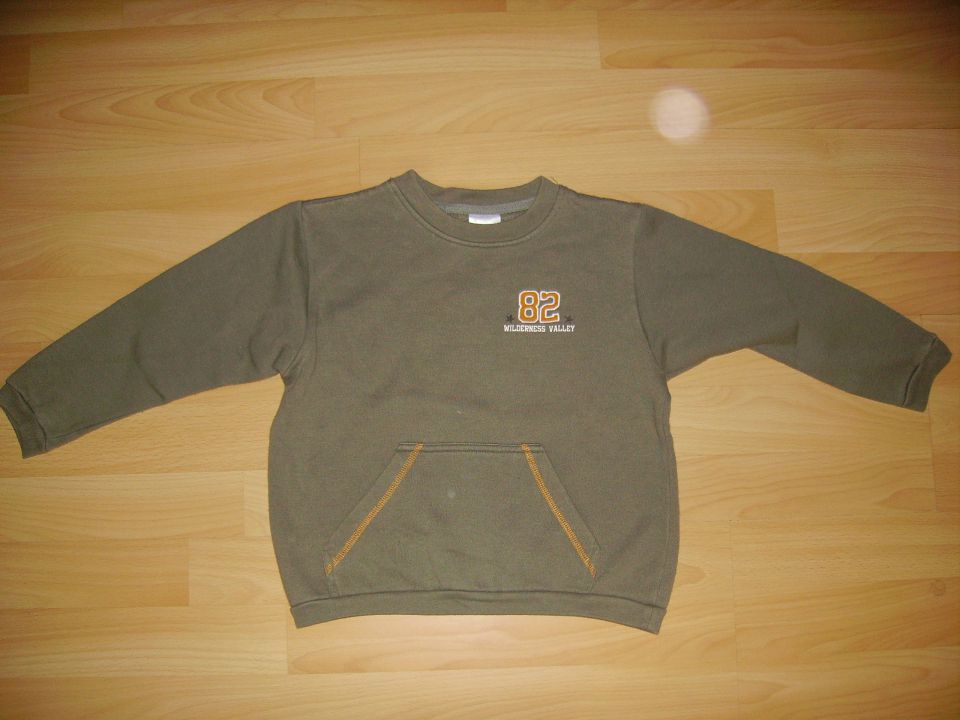 pulovet od spodaj kosmaten v 98/104 cena 2 eur