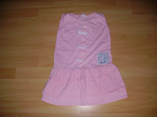 Oblekica v 110 cena 5 eur roza barva