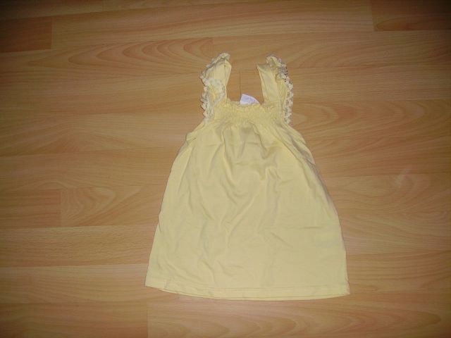 Rumena majčka v 104 cena 2 eur oblečena par krat