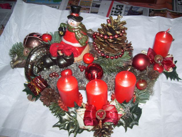 Adventni venčki in namizni božični aranžmaji - foto