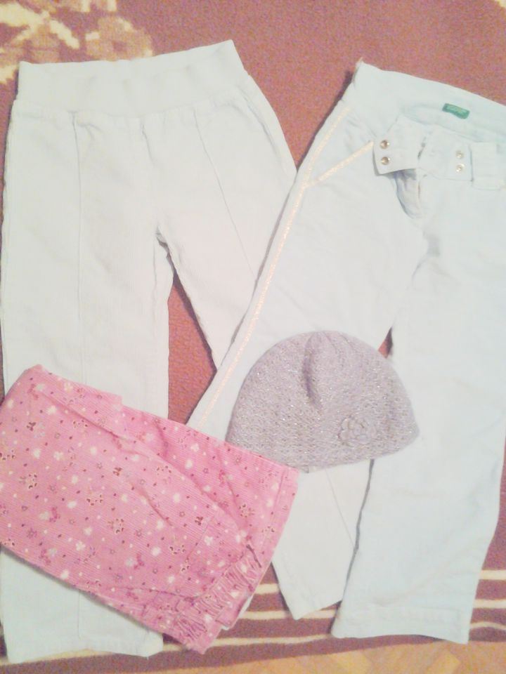 2 x benetton hlače žametne , okaidi kapica ter roza hlače z rožicami