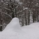 Snežni Melhir ali monolit ob poti