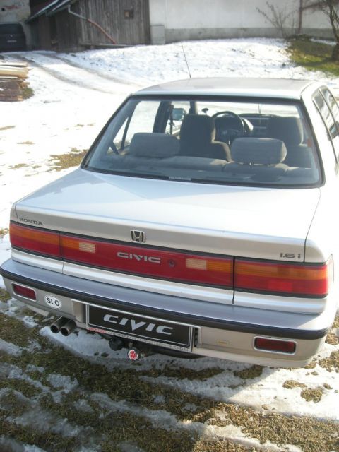 Honda civic sedan - foto