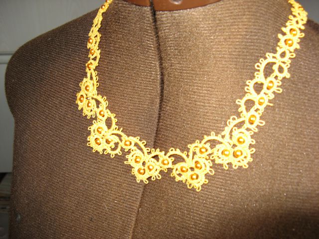Oranžna ogrlica s perlami