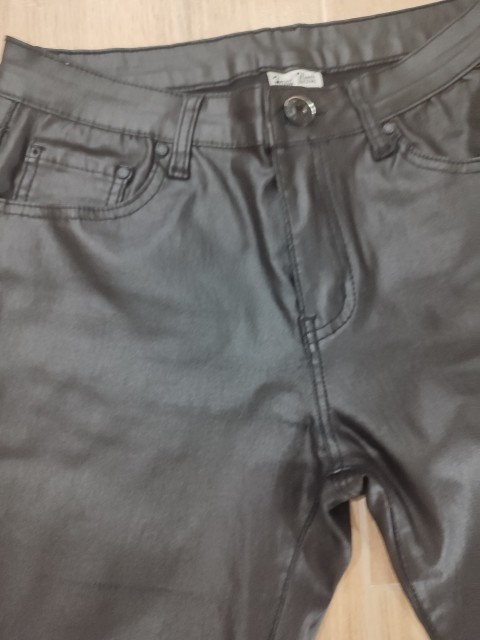 ženske hlače v videzu usnja S/M - foto