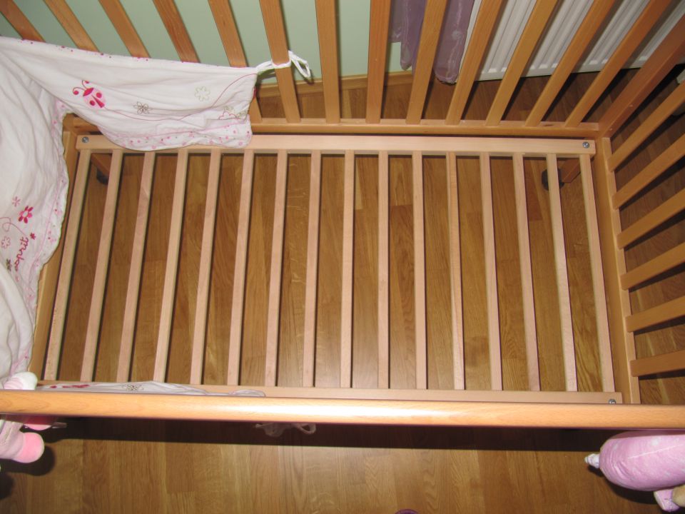 Otroška posteljica / postelja 120 x 60 cm; cena 50 €