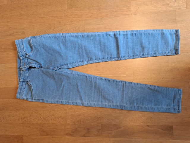 Kavbojke C&A št. 152; cena 10 €
