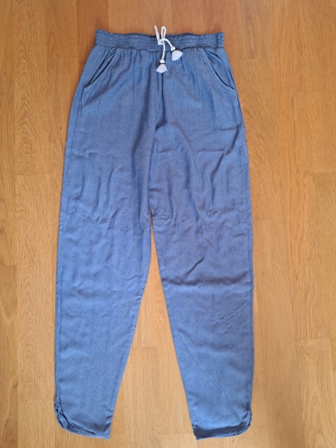 Poletne lahkotne hlače H&M; št. 146; cena 3 €