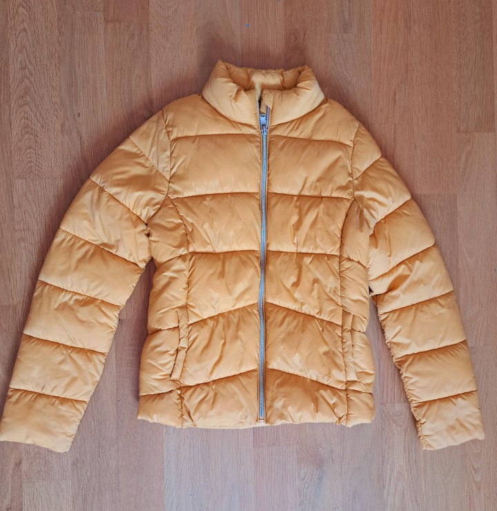 Prehodna jakna, puhovka, št. 146, cena 8 €