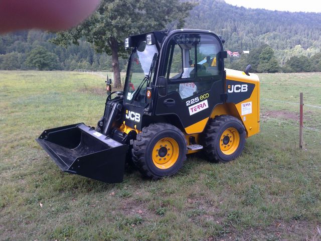 JCB 225 - foto