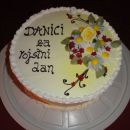 torta za rojstni dan (okrašena s smetano)