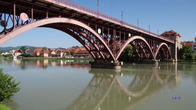 Maribor, stari most od spodaj,