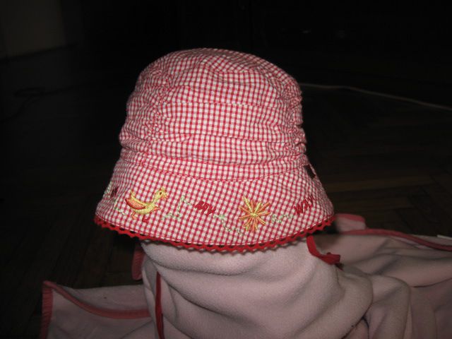 klobuk rdeči karo vel.47, 3€