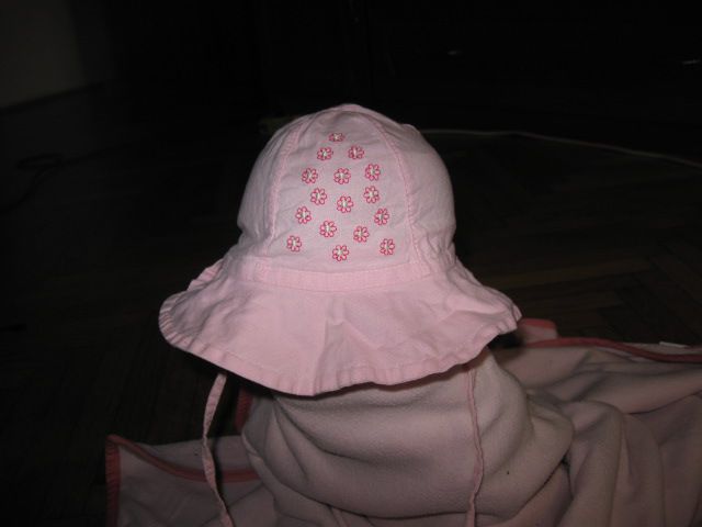 roza klobuk za zavezat vel.47, 2€