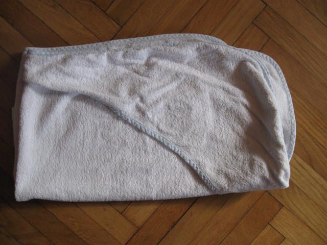 Otroška brisača s kapuco in modrim robom, 2€