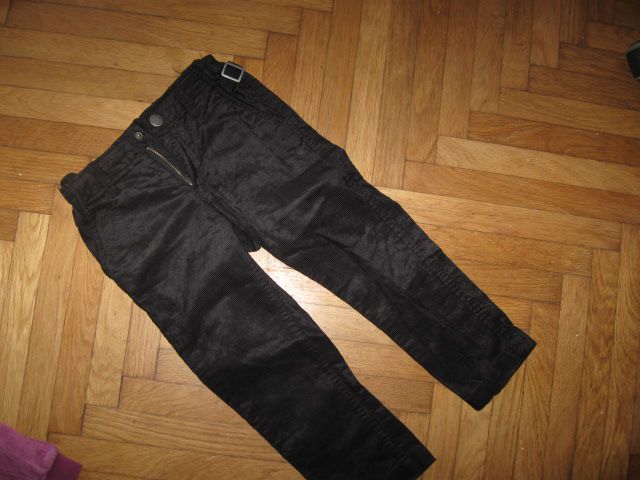 črne žametne hlače z regulacijo H&M, vel.104, 2,5€