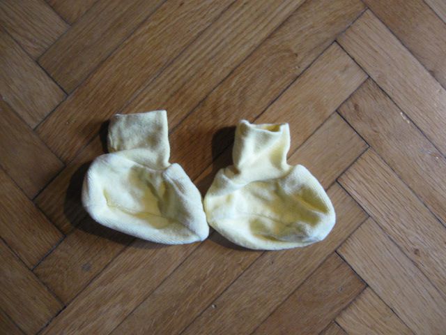 rumeni copati iz flisa, vel.62, 1,5€