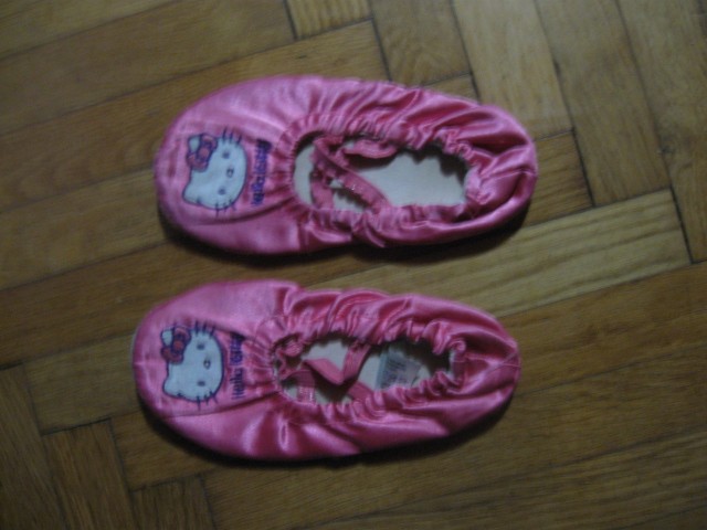 copati Hello Kitty št.28/29, 2€