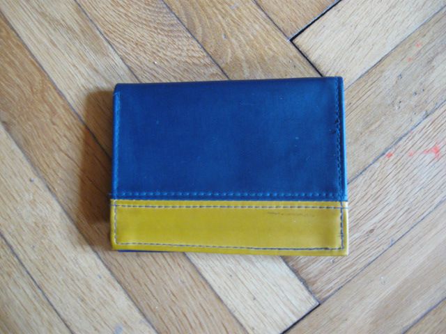 nerabljena modra denarnica 4€