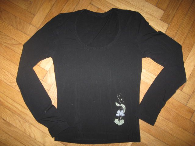 črna majica z rožico, št.40, (vel.L), 2€