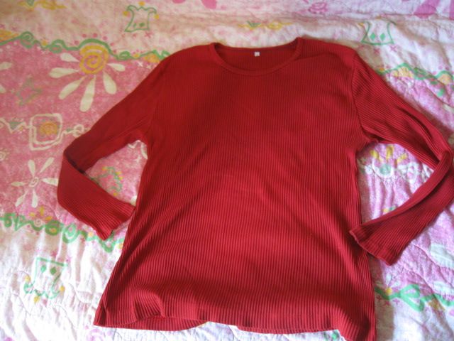 Rdeča topla majica rebrastega materiala vel.46, 3€