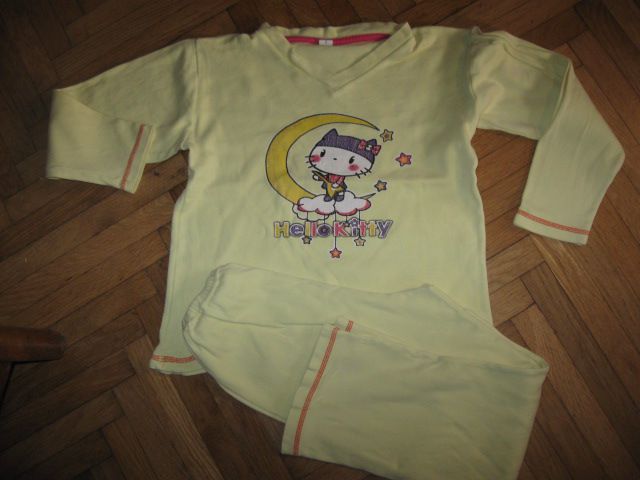 Rumena zimska pižama Hello Kitty, vel.128, 3€