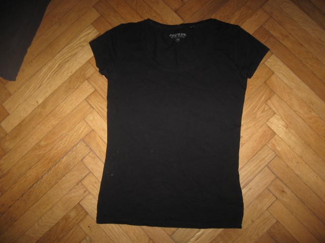 črna majica Colours vel.XXS, 2€