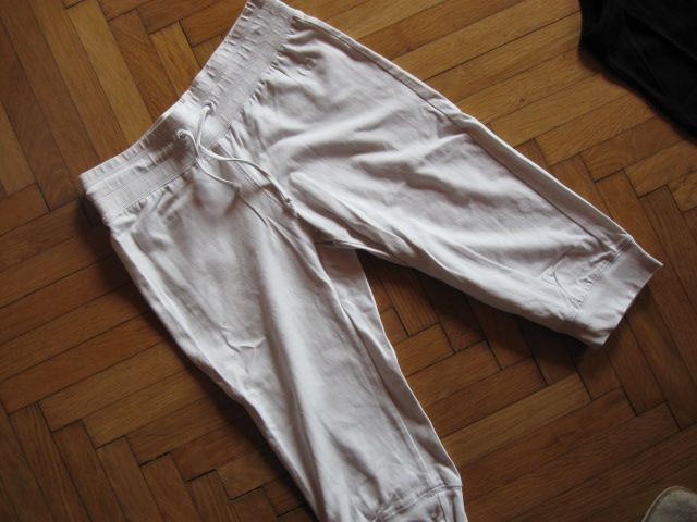 Bele bermuda športne hlače Two way, vel.S, 3€