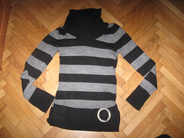 črtast pulover z visokim ovratnikom Miss foxy vel.S, 4€