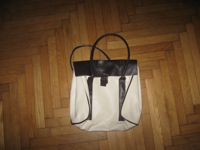 torbica bež barve, 5€