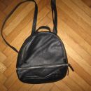 eleganten črn nahrbtnik Stradivarius, 6€