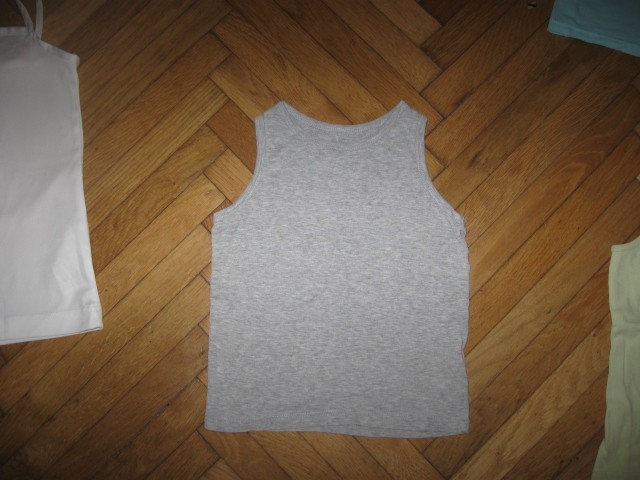 Siva majica brez rokavov H&M vel.110/116, 1,5€