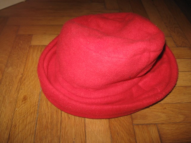 Dekliški klobuk vel.56, 2€