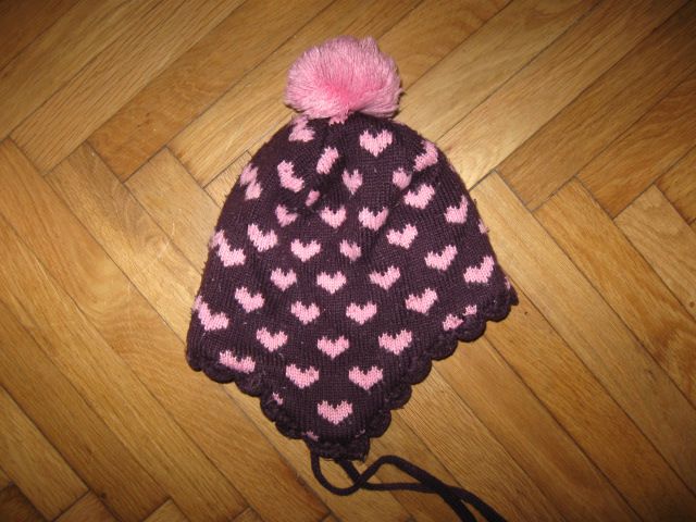 topla vijolična kapa s srčki H&M, vel.86 (lahko do 3-4 leta), 3€