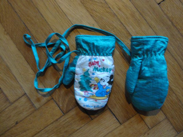 zelene smučarske rokavice Miki Miška, vel.0-1,5 leta, 2€