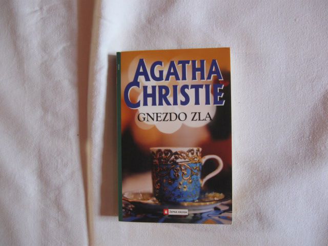 Gnezdo zla, Agatha Christie, 4€