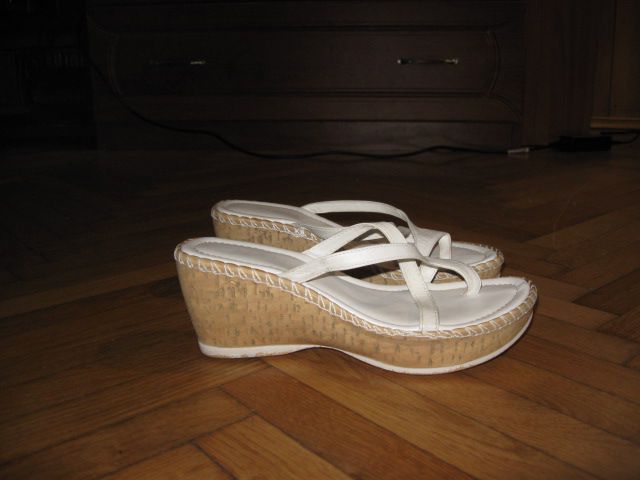 Usnjeni beli sandali s polno peto št.36, 4€