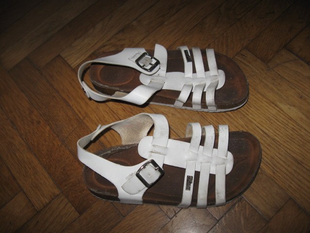 Beli sandali št.34, 2€