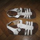 beli sandali št.34, 2€