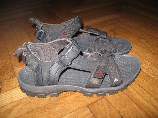 Novi sandali Quechua št.39-40, 20€