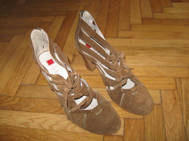 ženski čevlji iz semiša Hogl, št.38, 8€ (nova cena 6€)