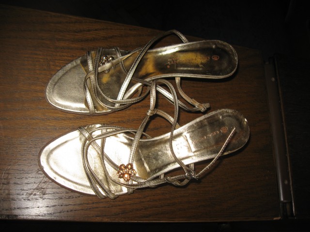 Zlati sandali s peto Lea Foscati št.37, 4€
