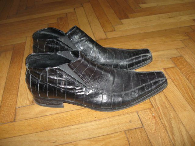 črni elegantni čevlji Bata št.43, 8€