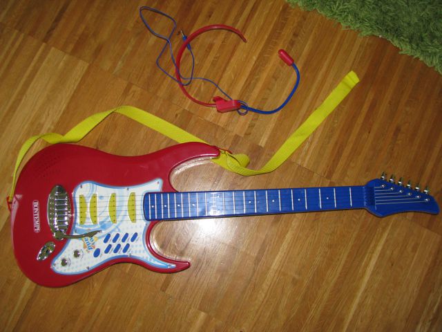 Električna kitara .... nova, cena 20 eur