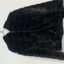 Črna puhasta jaknica s kapuco