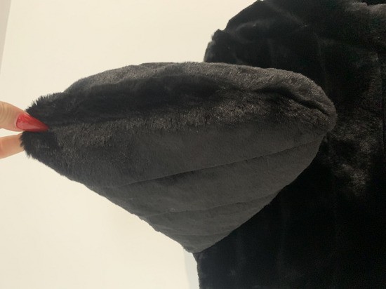 Črna puhasta jaknica s kapuco - foto