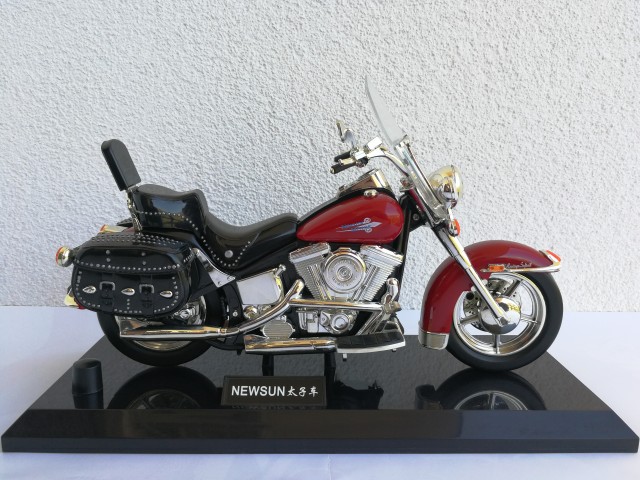 NewSun Harley-Davidson Heritage Softail Classic 1:8