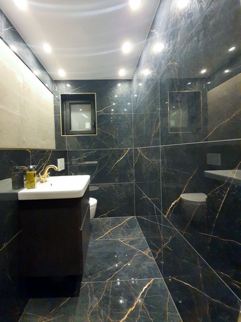 Prenova kopalnice temni marmor